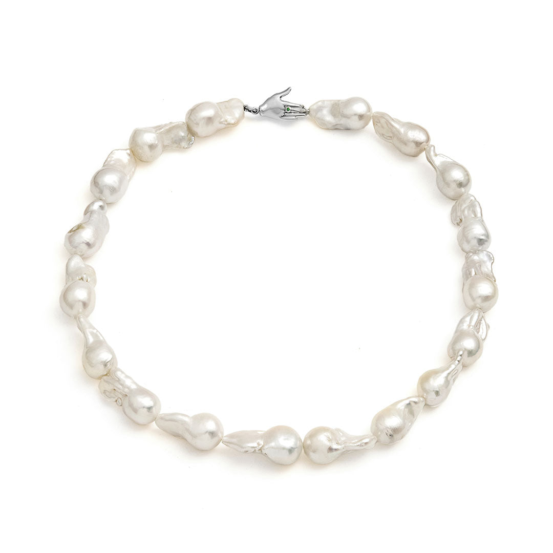 Colar Paola Vilas de pérolas barrocas com mão em prata 925 e esmeralda