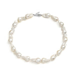 Colar Paola Vilas de pérolas barrocas com mão em prata 925 e esmeralda