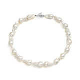 Colar Paola Vilas de pérolas barrocas com mão em prata 925 e esmeralda