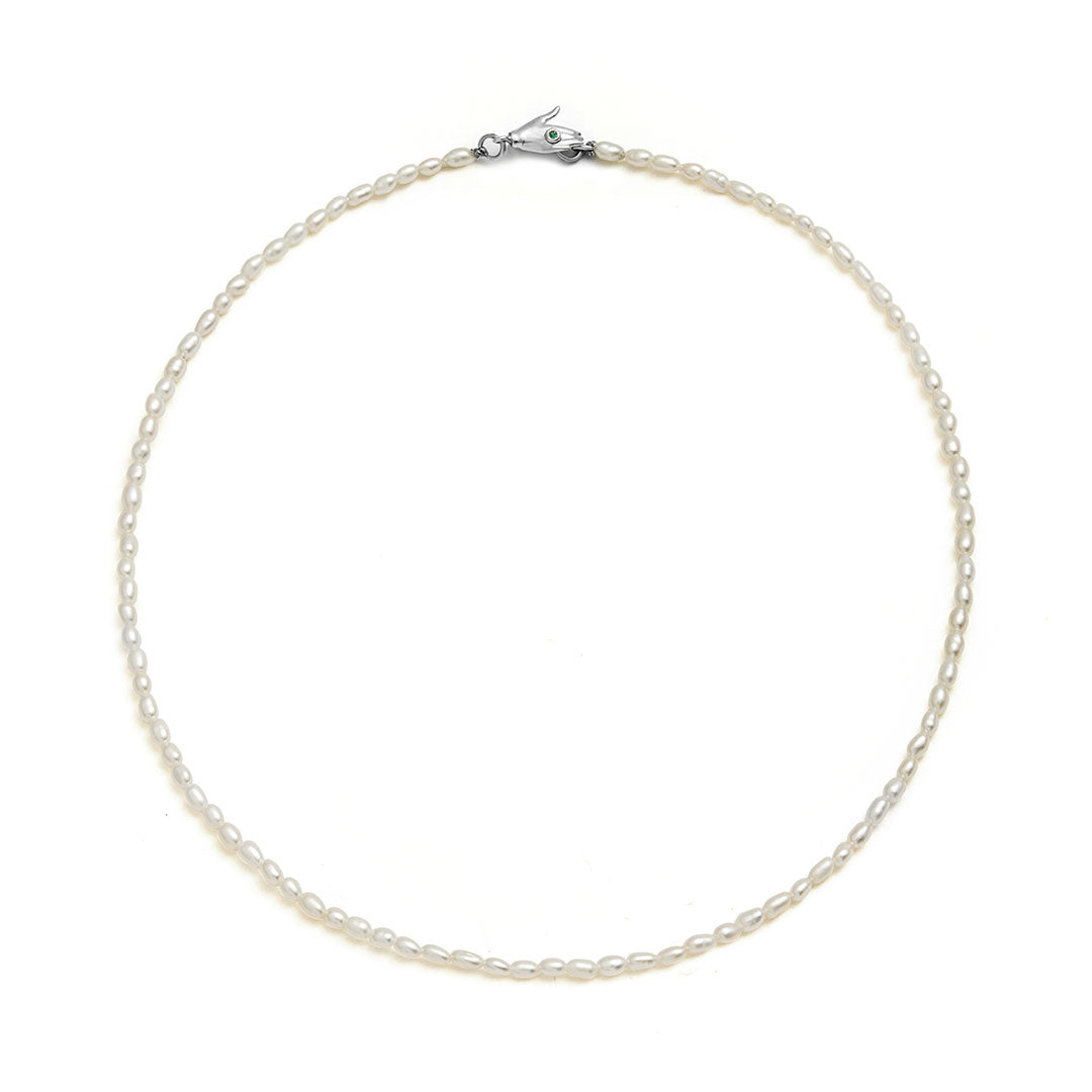 Colar Paola Vilas de pérolas e fecho em prata 925 de mão adornada com esmeralda