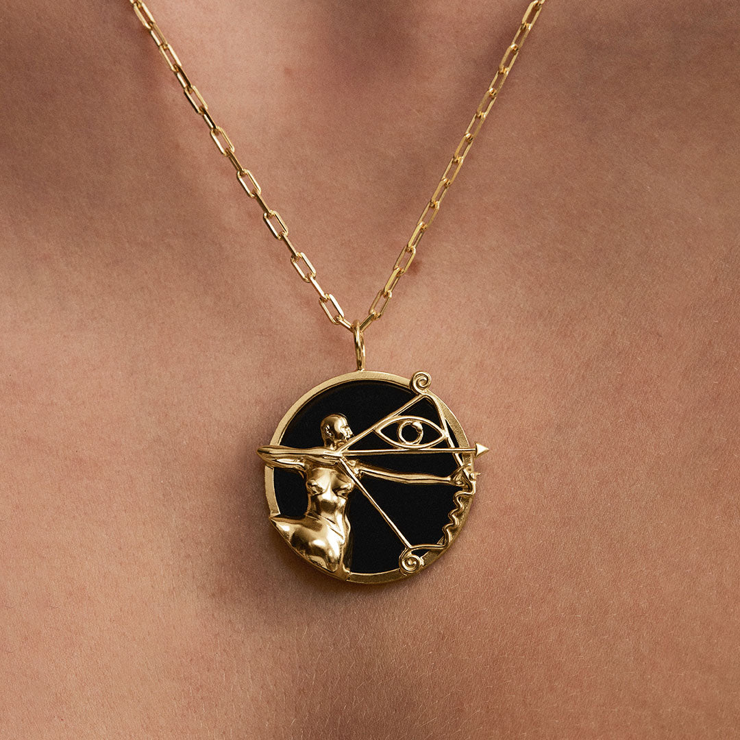 Modelo usando colar de signo de sagitário em prata 925 com banho em ouro 18k