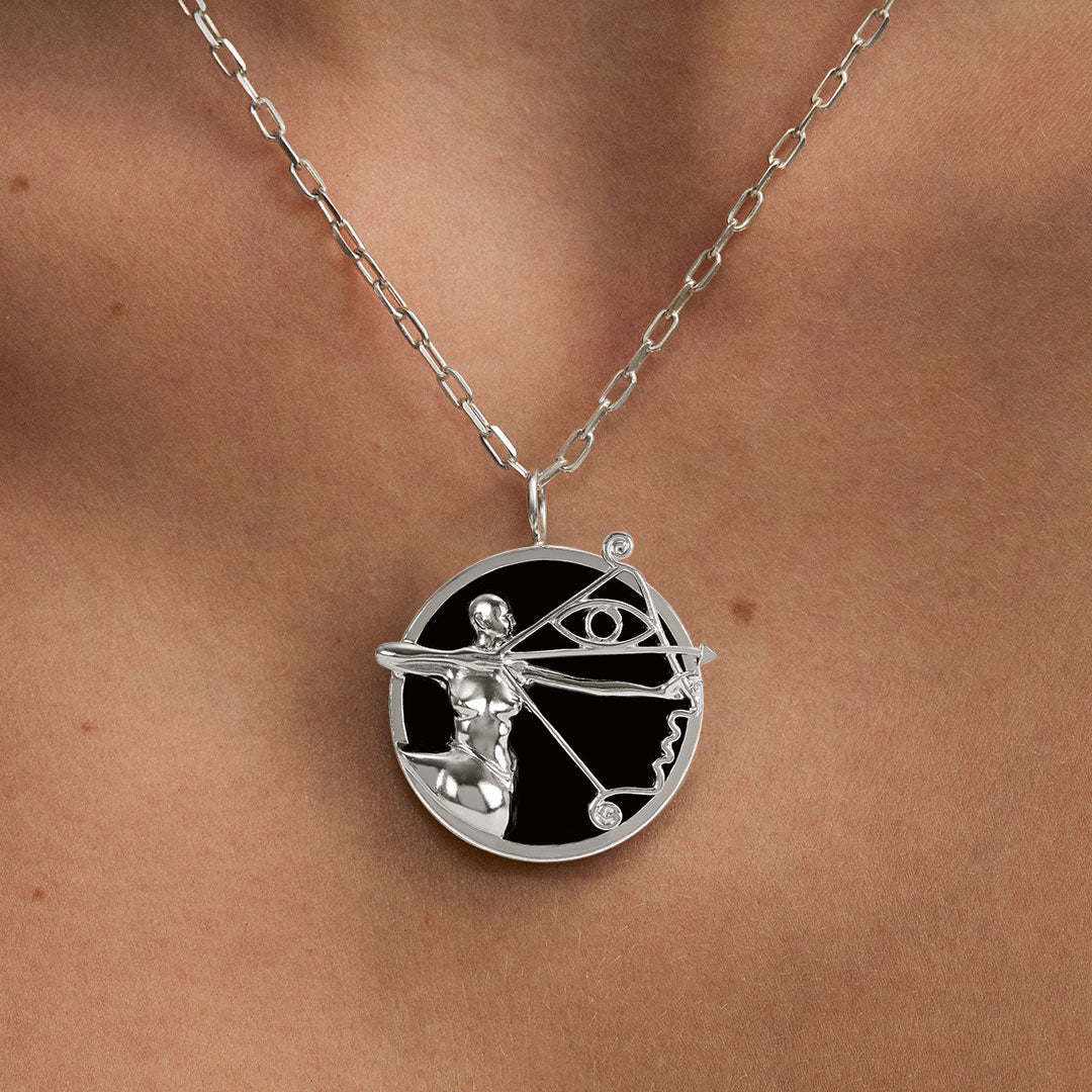 Modelo usando colar de signo de sagitário em prata 925