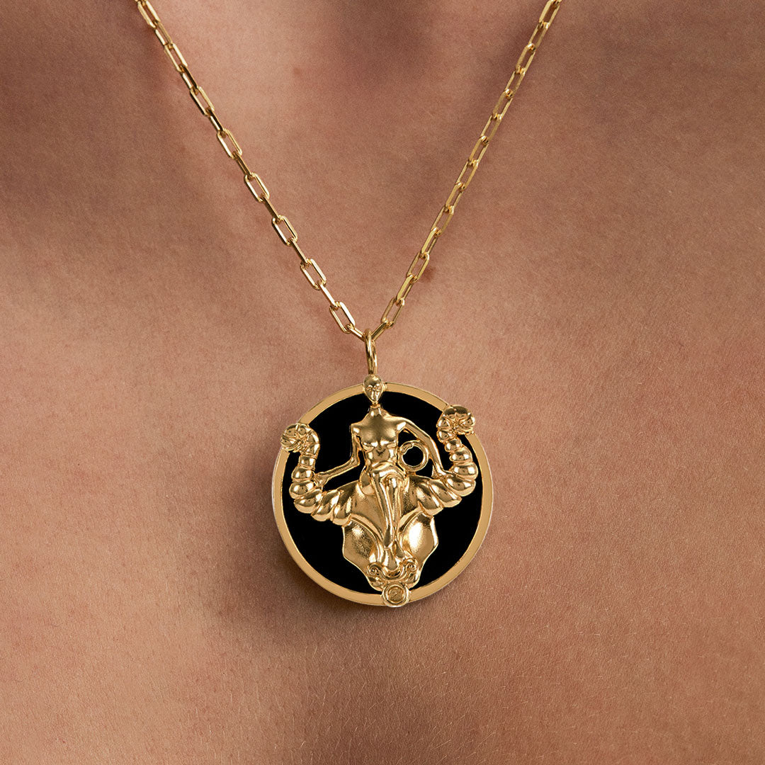 Modelo usando colar de signo de touro em prata 925 com banho em ouro 18k