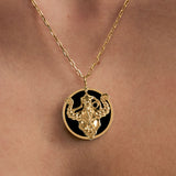 Modelo usando colar de signo de touro em prata 925 com banho em ouro 18k