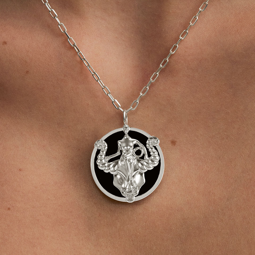 Modelo usando colar de signo de touro em prata 925