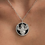 Modelo usando colar de signo de touro em prata 925