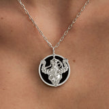 Modelo usando colar de signo de touro em prata 925