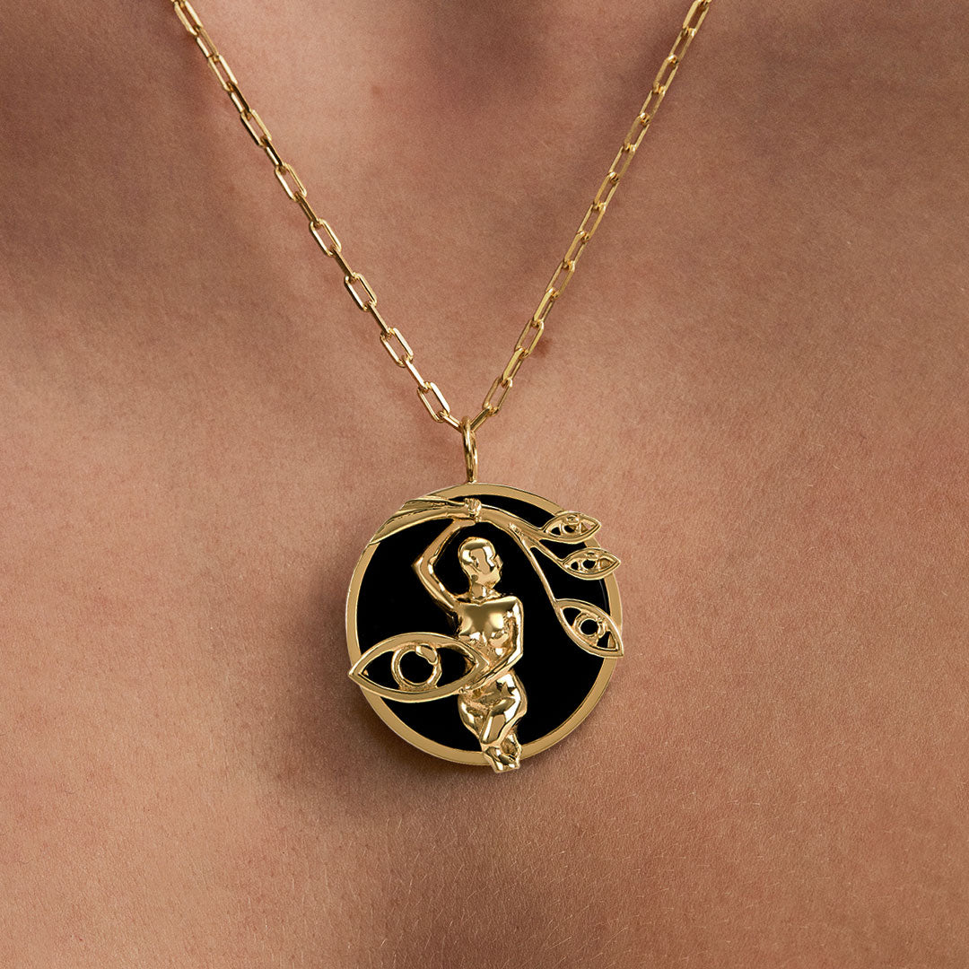 Modelo usando colar de signo de virgem em prata 925 com banho em ouro 18k