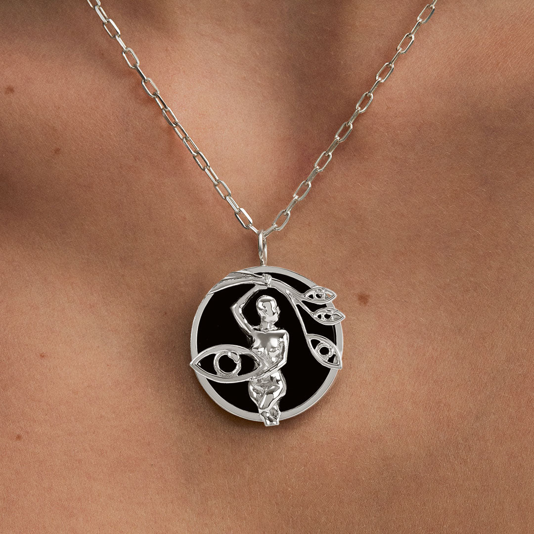 Modelo usando colar de signo de virgem em prata 925