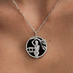 Modelo usando colar de signo de virgem em prata 925