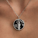 Modelo usando colar de signo de virgem em prata 925