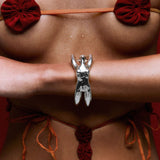 Modelo usando escultura de corpo de mulher em prata 925 como bracelete