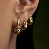 Modelo usando brincos e piercing de corpo feminino em ouro 18k