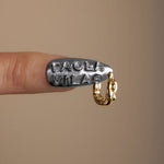 Modelo usando piercing Paola Vilas de corpo feminino em ouro 18k