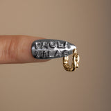 Modelo usando piercing Paola Vilas de corpo feminino em ouro 18k