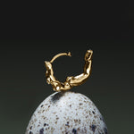 Piercing de argola em ouro 18k de corpo feminino