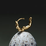 Piercing de argola em ouro 18k de corpo feminino