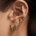 Modelo usando piercings em ouro 18k e diamantes
