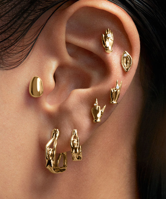 Modelo usando piercings em ouro 18k e diamantes