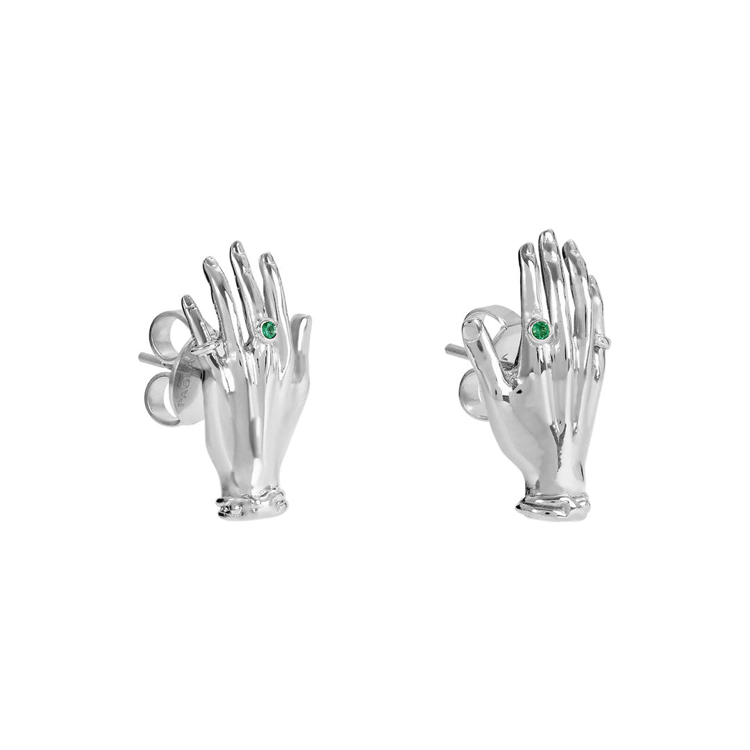 Brinco Paola Vilas de mãos esculturais em prata 925 adornada com esmeraldas
