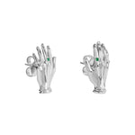 Brinco Paola Vilas de mãos esculturais em prata 925 adornada com esmeraldas