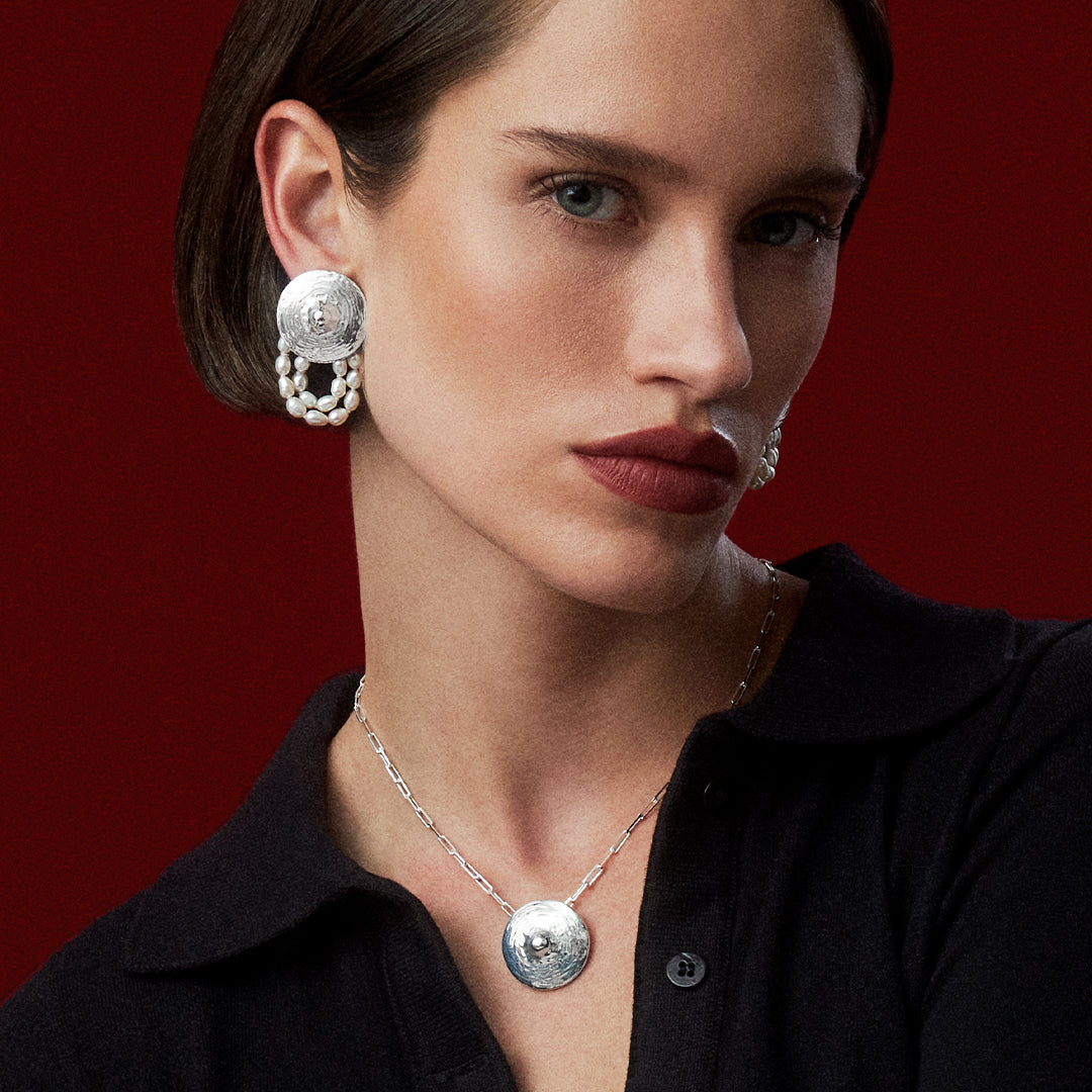 A Joia Paola Vilas Pendente Cecília é uma escultura vestível com formato de mamilos feita em prata 925, em formato de corpo.