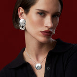 A Joia Paola Vilas Pendente Cecília é uma escultura vestível com formato de mamilos feita em prata 925, em formato de corpo.