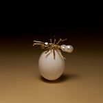 Pendente e broche grande de formiga em prata 925 com banho de ouro 18k e pérola barroca