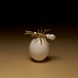 Pendente e broche grande de formiga em prata 925 com banho de ouro 18k e pérola barroca