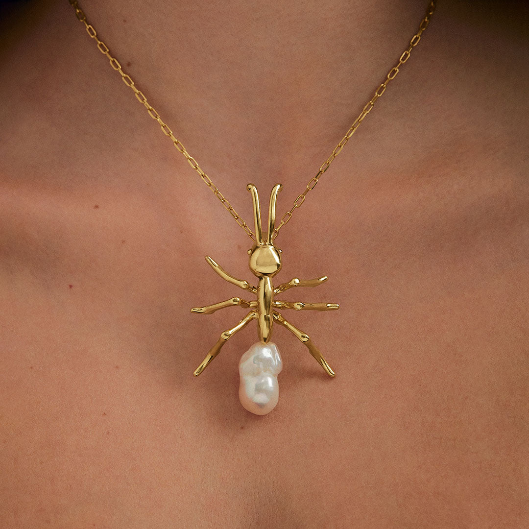 Modelo usando pendente de formiga grande em corrente de prata 925 com banho de ouro 18k