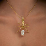 Modelo usando pendente de formiga grande em corrente de prata 925 com banho de ouro 18k