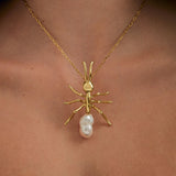 Modelo usando pendente de formiga grande em corrente de prata 925 com banho de ouro 18k