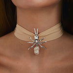 Modelo usando pendente de formiga grande de prata 925 com pérola barroca em faixa de seda