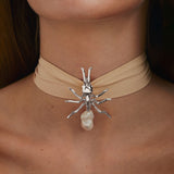 Modelo usando pendente de formiga grande de prata 925 com pérola barroca em faixa de seda