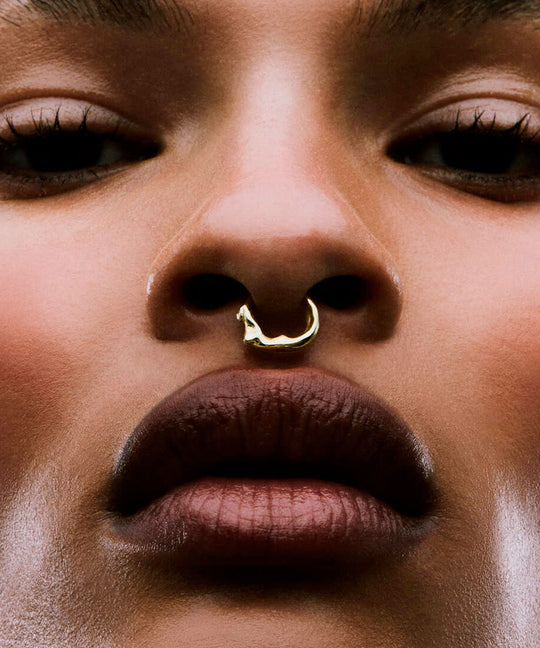 Modelo usando piercing falso de corpo feminino em prata 925 com banho de ouro