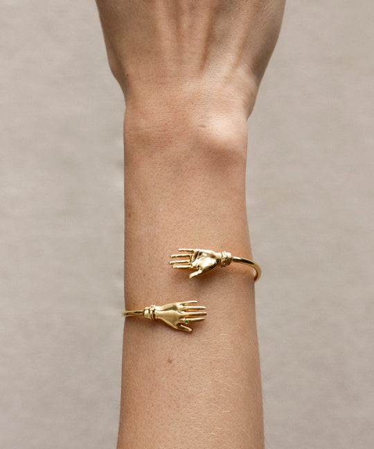 PAOLA-VILAS-BRACELETE-JOIA-FEMININA-ESCULTURA-MAOS