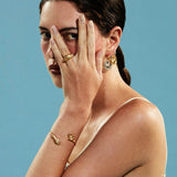 PAOLA-VILAS-BRACELETE-JOIA-FEMININA-ESCULTURA-MAOS