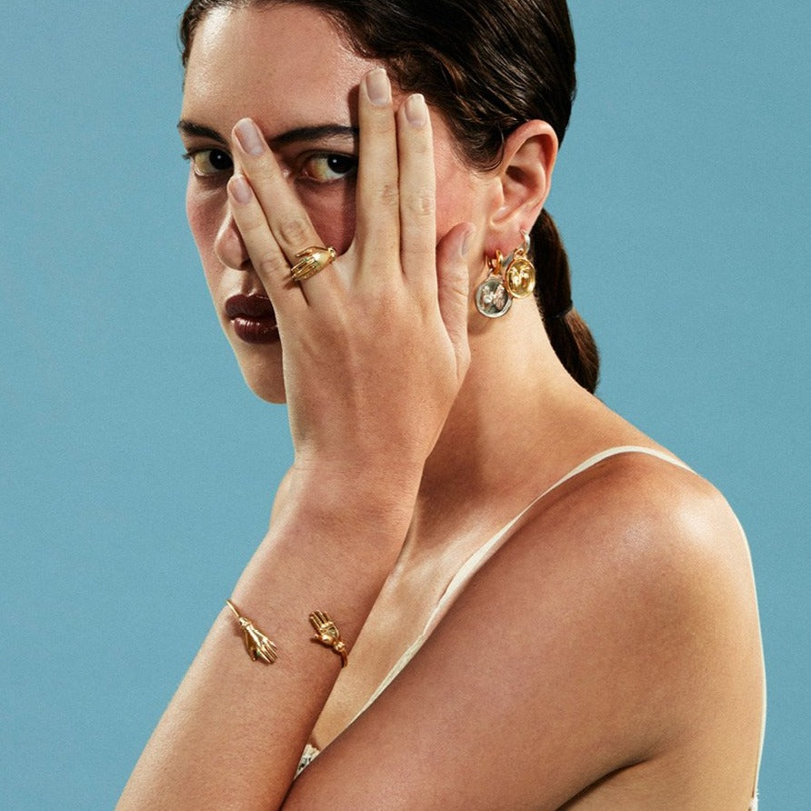 PAOLA-VILAS-BRACELETE-JOIA-FEMININA-ESCULTURA-MAOS
