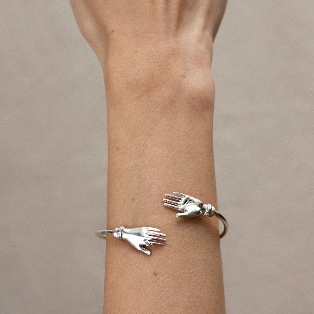 PAOLA-VILAS-BRACELETE-JOIA-FEMININA-ESCULTURA-MAOS
