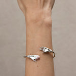 PAOLA-VILAS-BRACELETE-JOIA-FEMININA-ESCULTURA-MAOS
