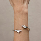 PAOLA-VILAS-BRACELETE-JOIA-FEMININA-ESCULTURA-MAOS
