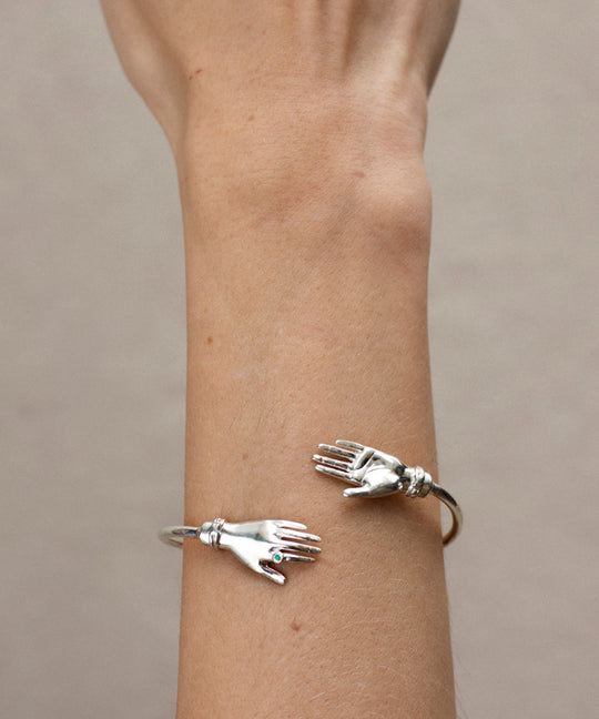 PAOLA-VILAS-BRACELETE-JOIA-FEMININA-ESCULTURA-MAOS
